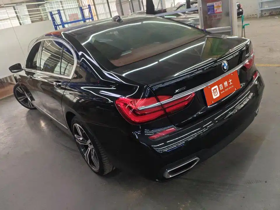 BMW 7 Series — миниатюра 8