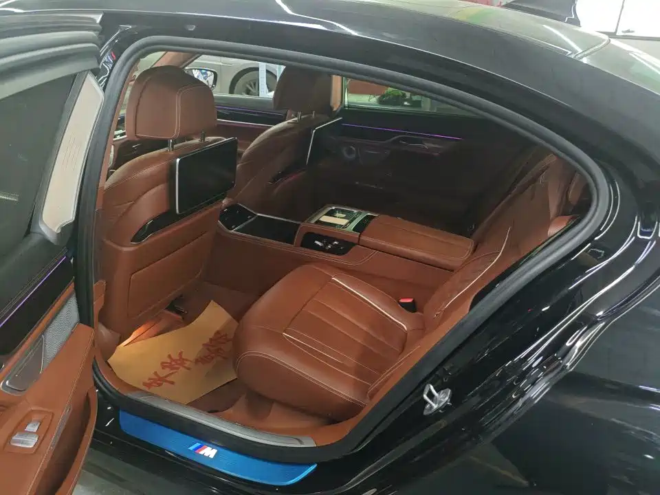 BMW 7 Series — миниатюра 6