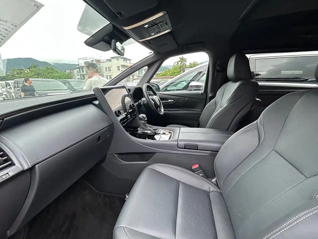 Toyota Alphard — миниатюра 4