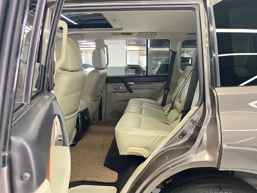 Mitsubishi Pajero (Import) — миниатюра 7