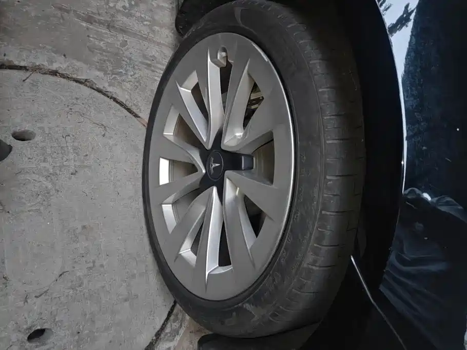 Tesla Model 3 — миниатюра 6
