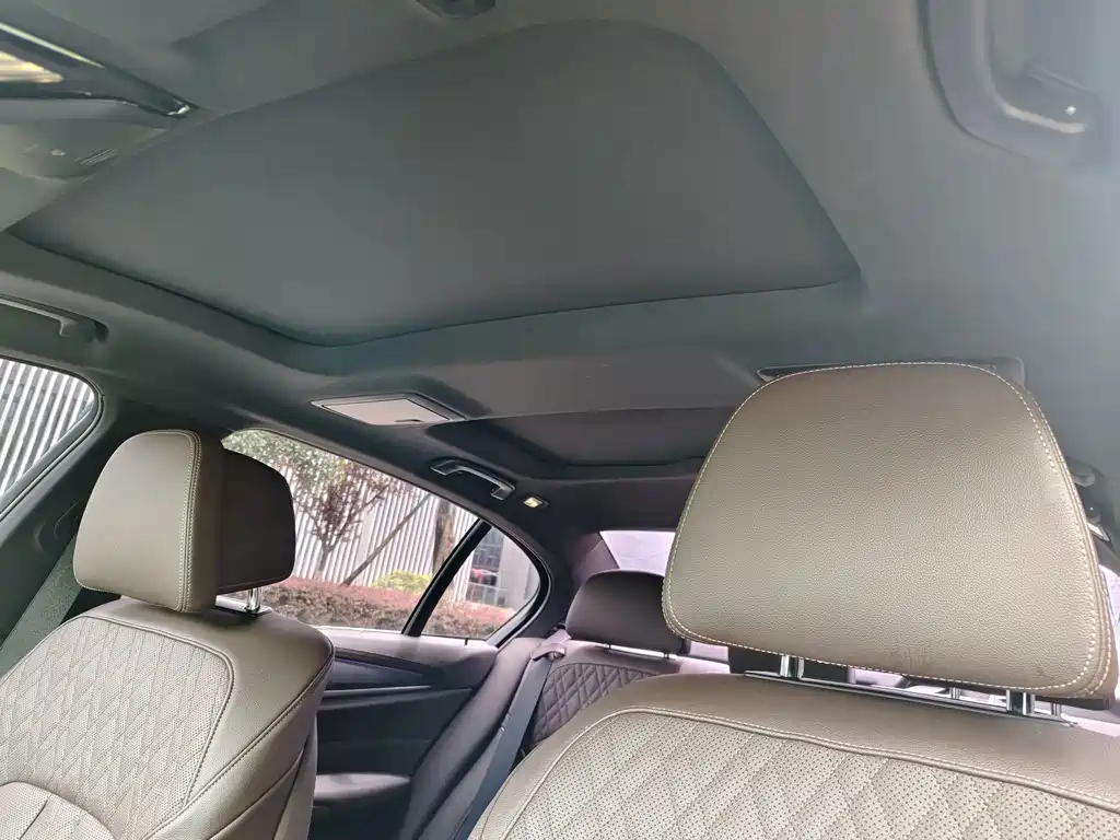 BMW 5 Series — миниатюра 12