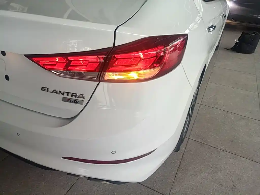 Hyundai Elantra — миниатюра 8