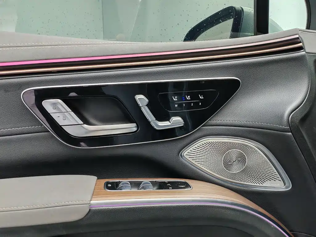 Mercedes-Benz EQS SUV — миниатюра 18
