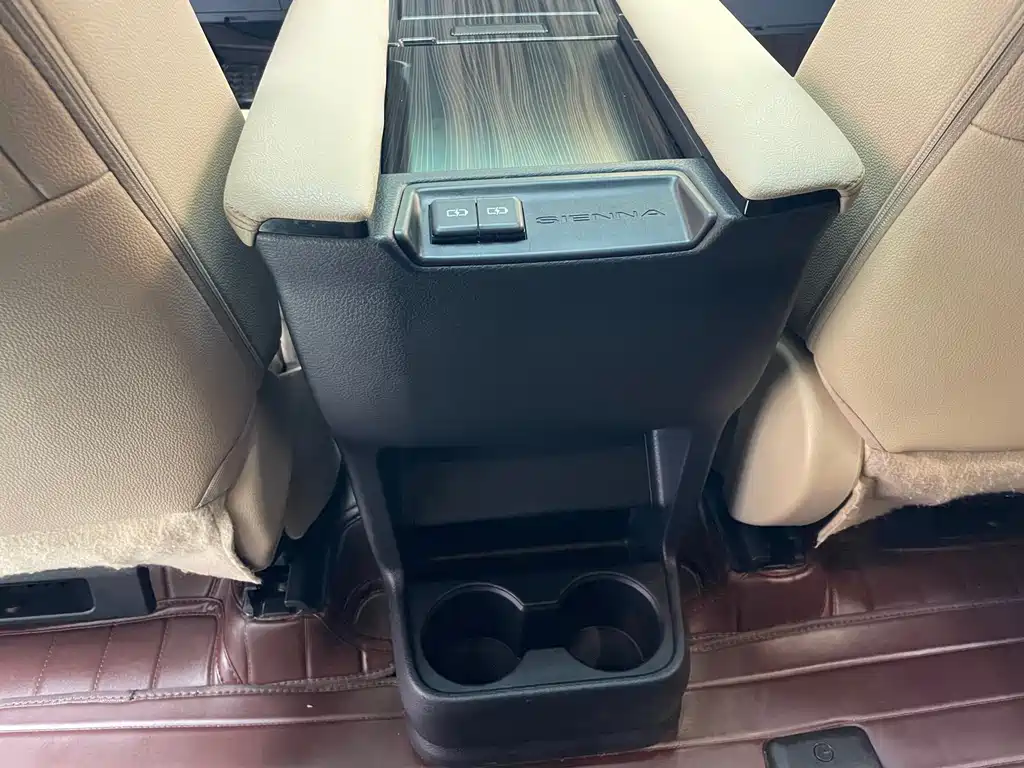 Toyota Sienna — миниатюра 13