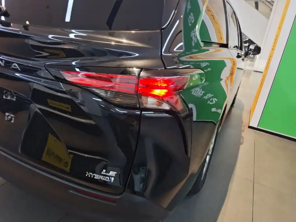 Toyota Sienna — миниатюра 8