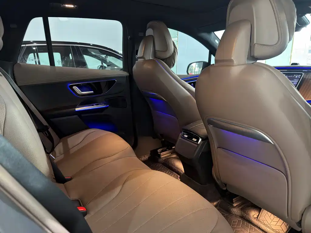 Mercedes-Benz EQE SUV — миниатюра 8