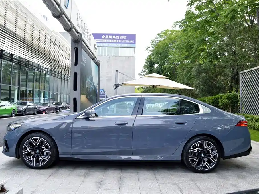 BMW 5 Series — миниатюра 2