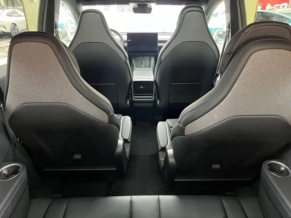 Tesla Model Y L — миниатюра 18