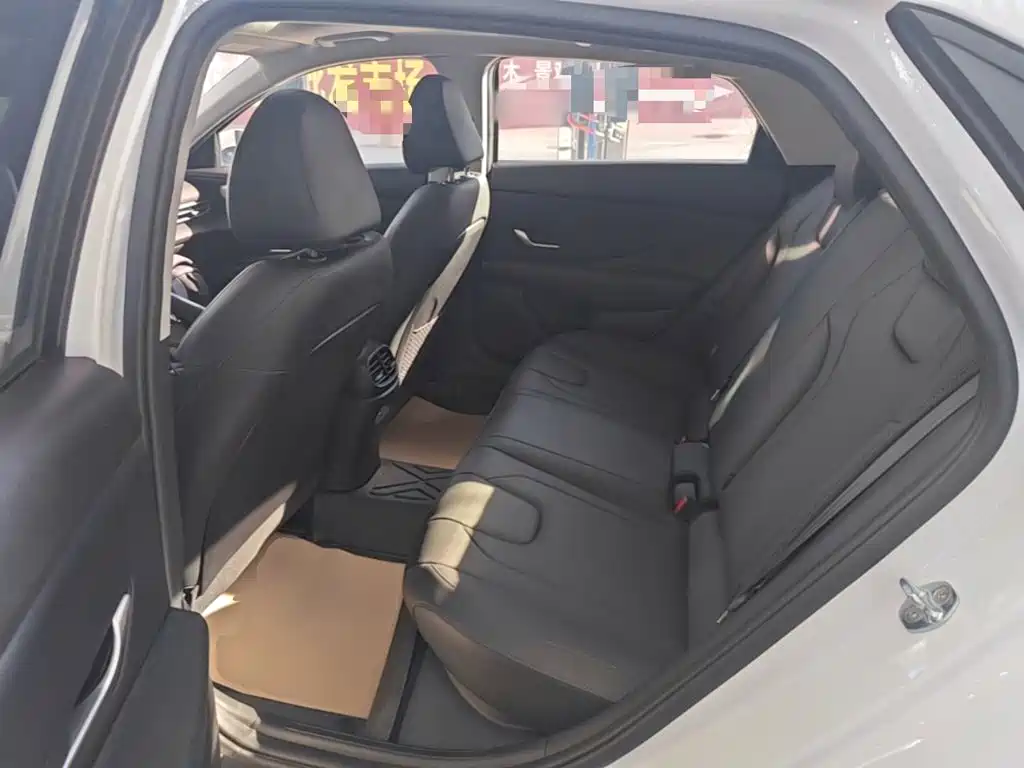 Hyundai Elantra — миниатюра 17