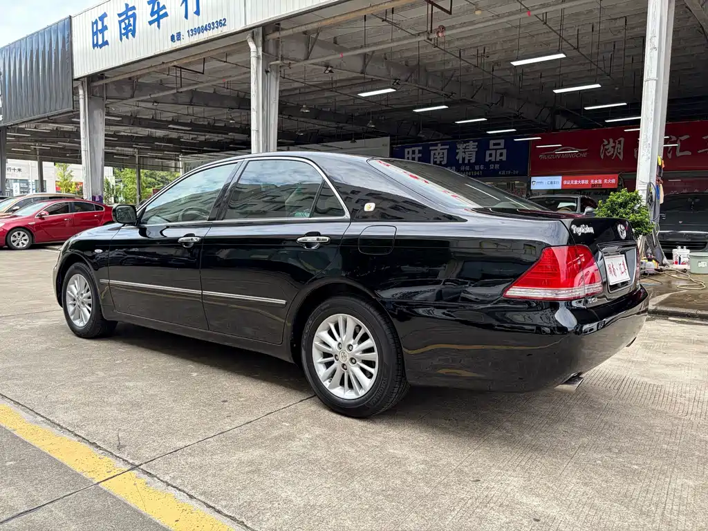 Toyota Crown — миниатюра 20