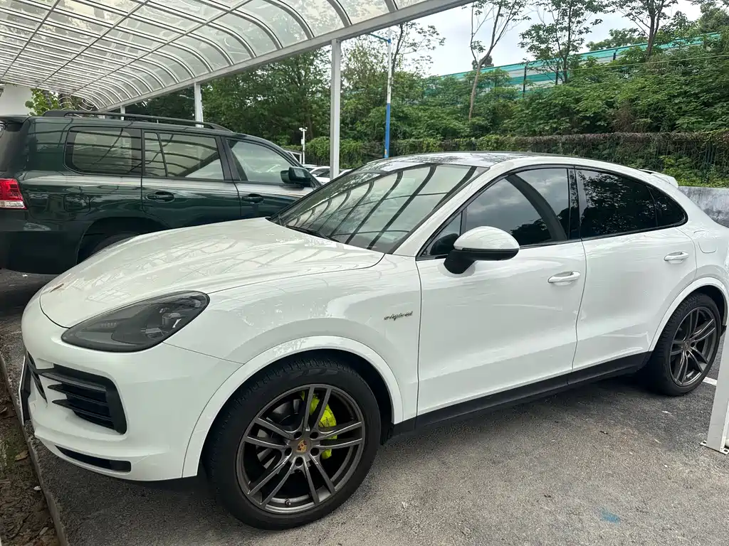 Porsche Cayenne Hybrid 2023