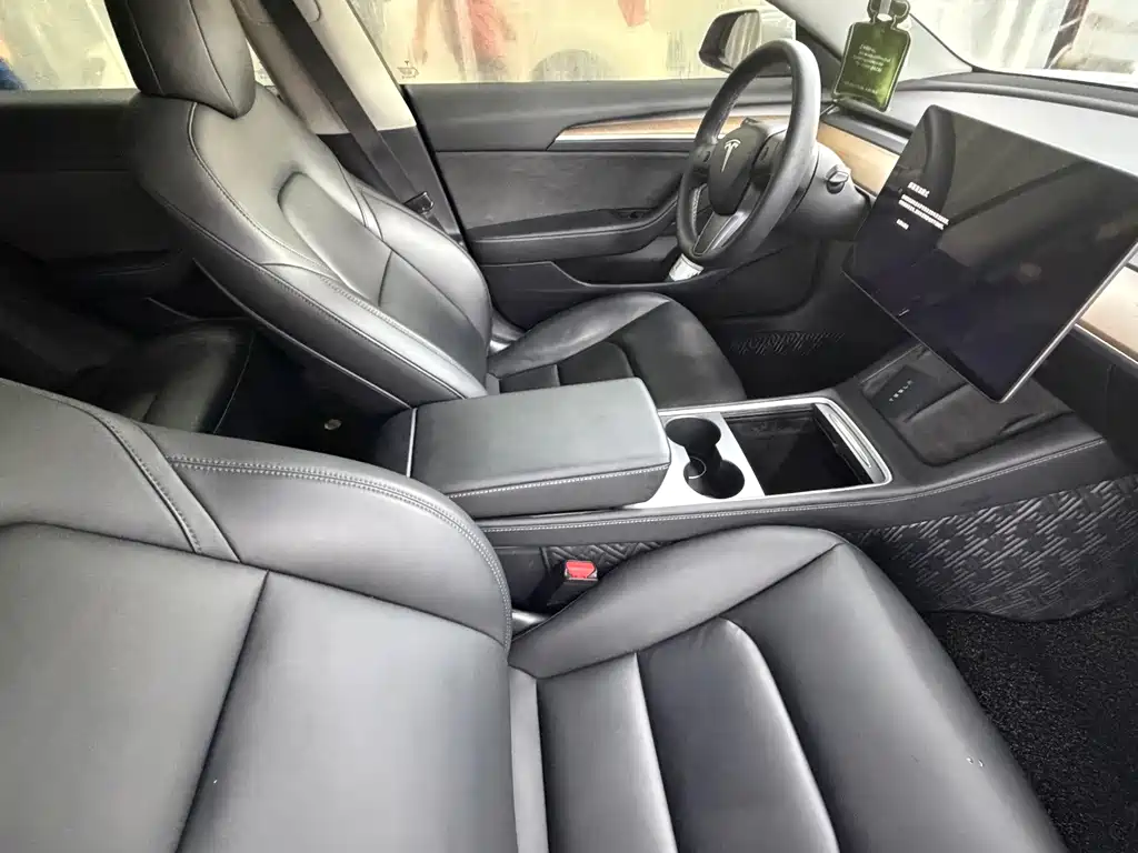 Tesla Model 3 — миниатюра 6