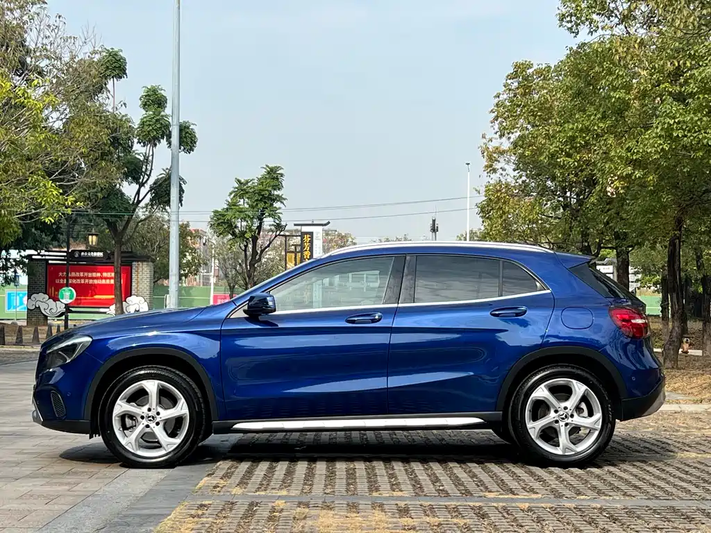 MERCEDES-BENZ GLA