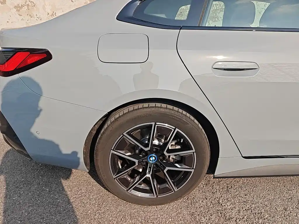 BMW i4 — миниатюра 8