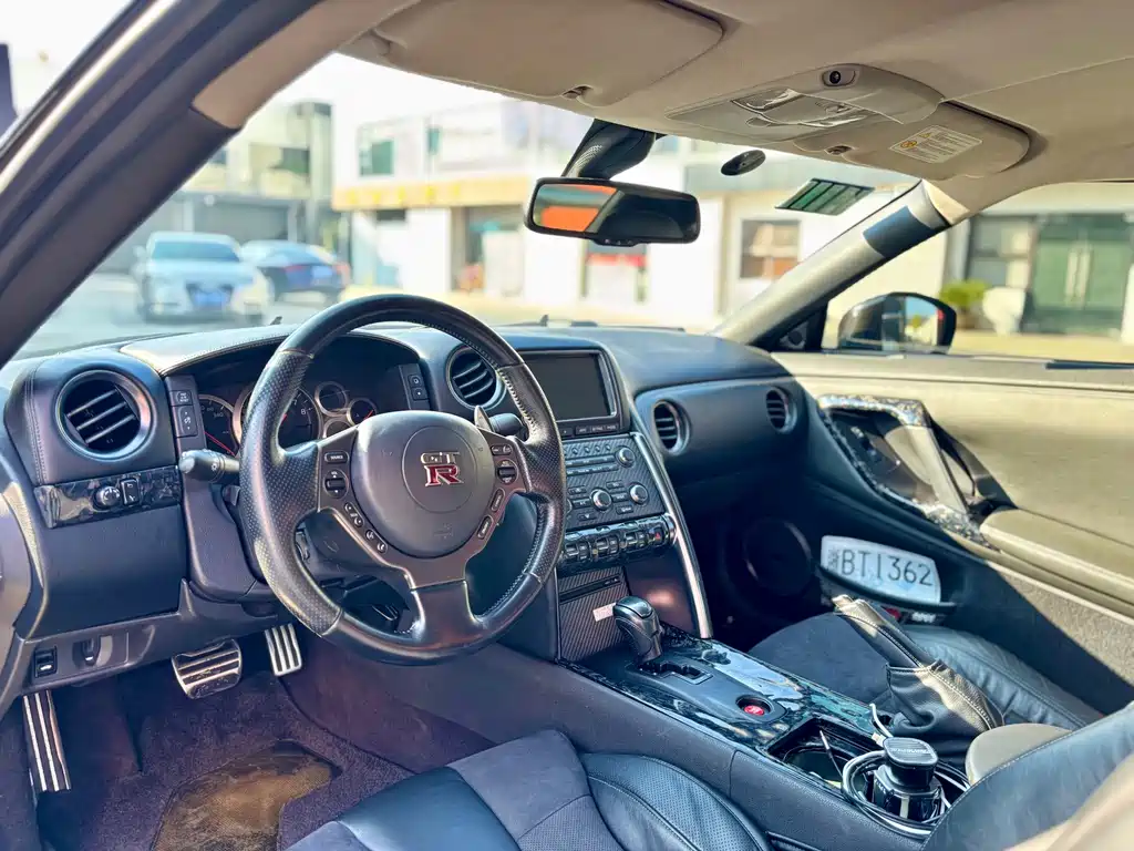 Nissan GT-R — миниатюра 5