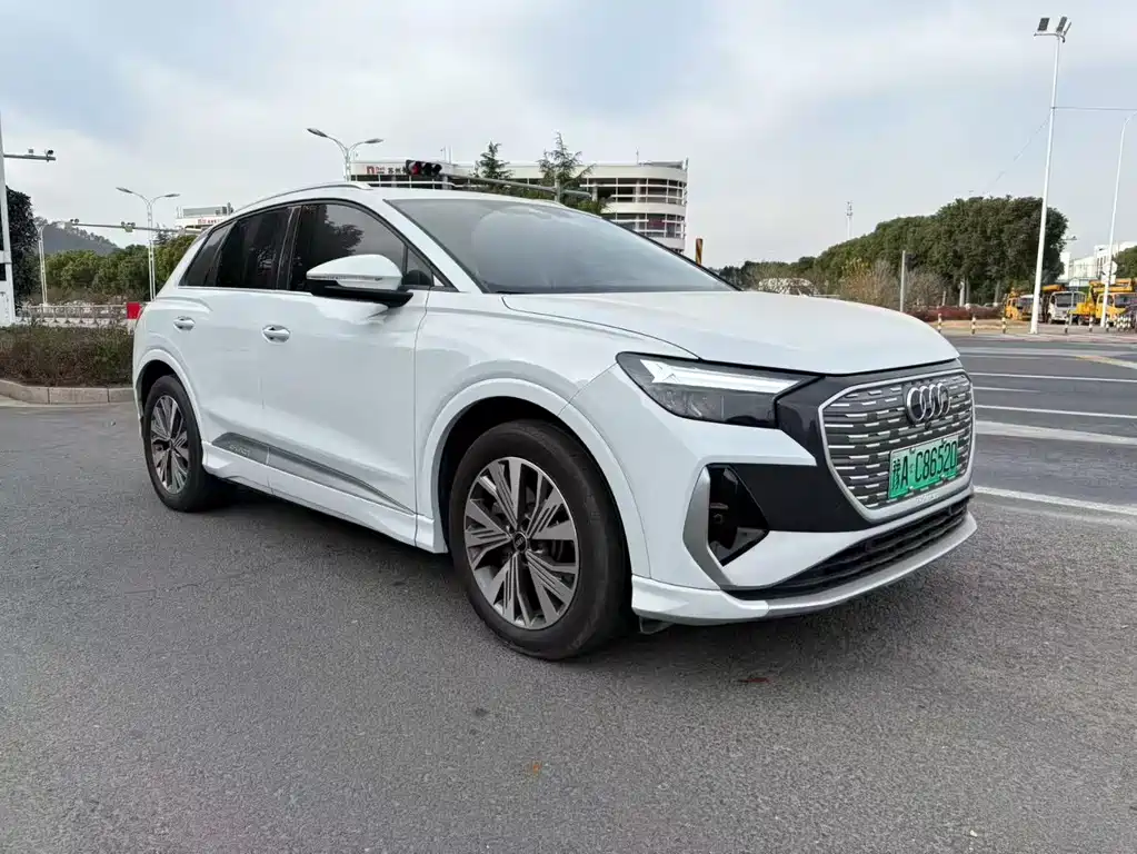 AUDI Q4 E TRON
