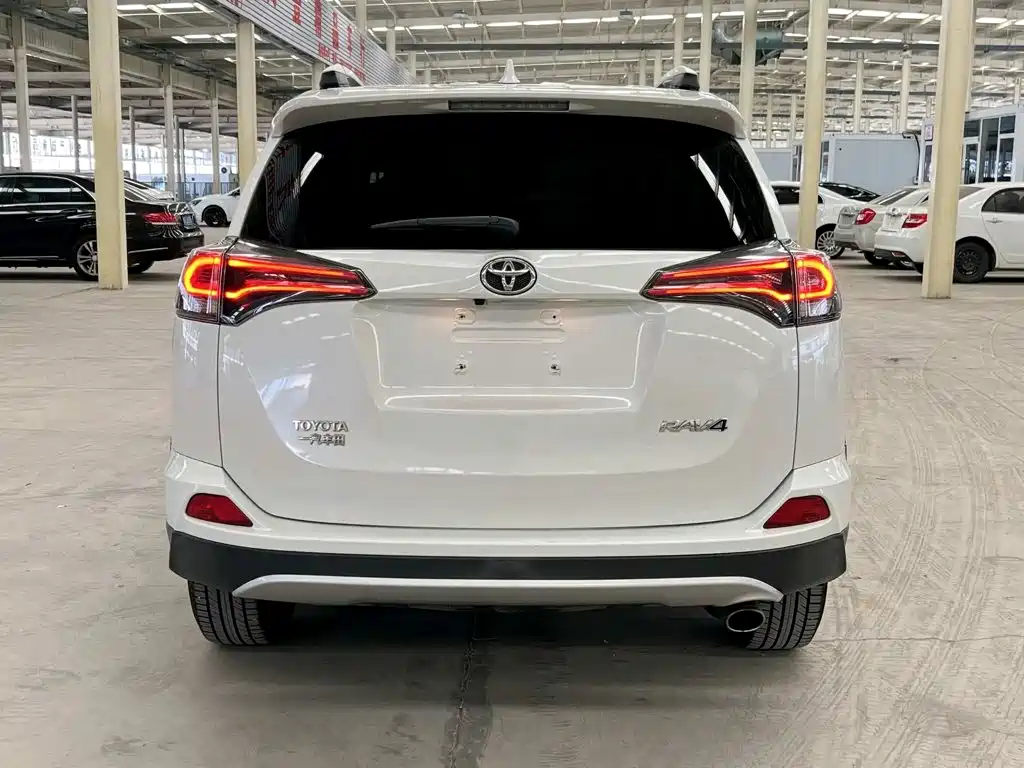 Toyota RAV4 — миниатюра 5