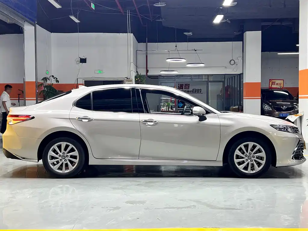 Toyota Camry — миниатюра 8