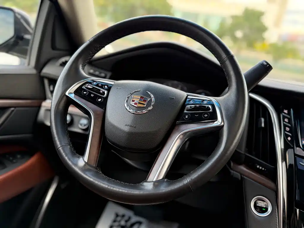 Cadillac Escalade — миниатюра 7