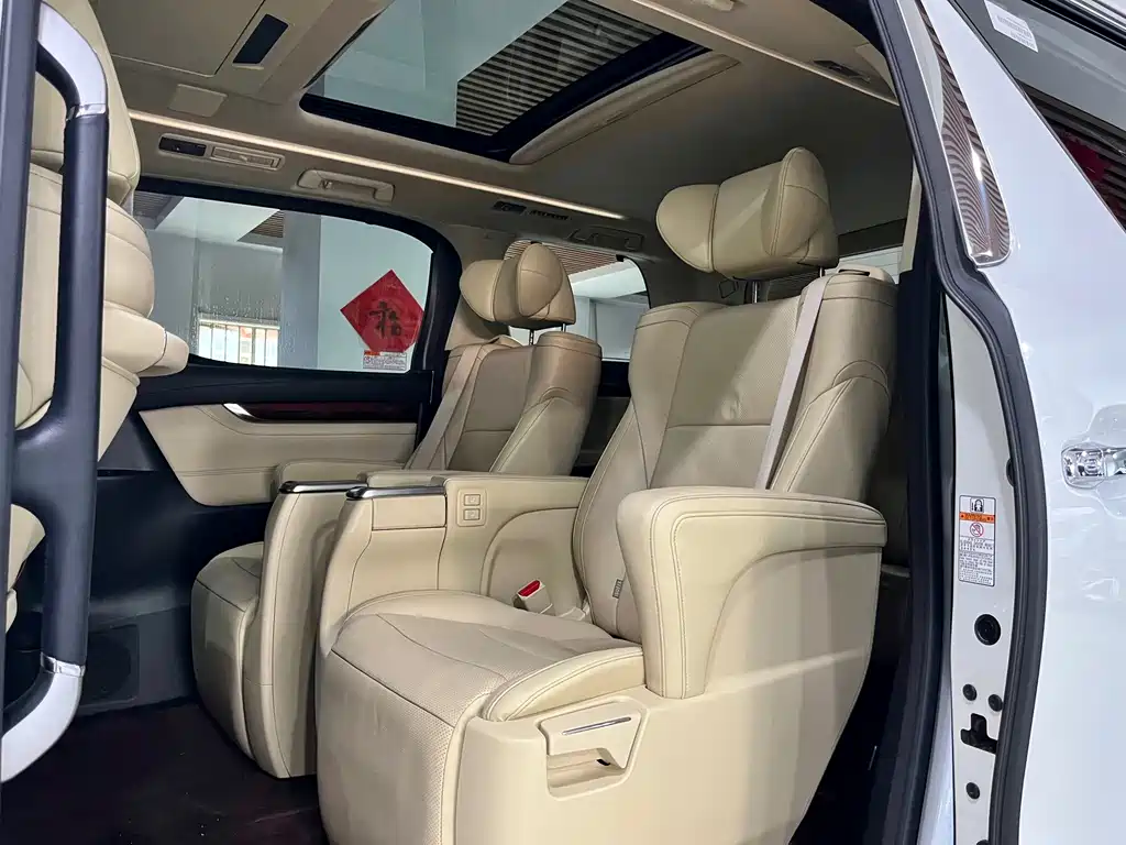 Toyota Alphard — миниатюра 6