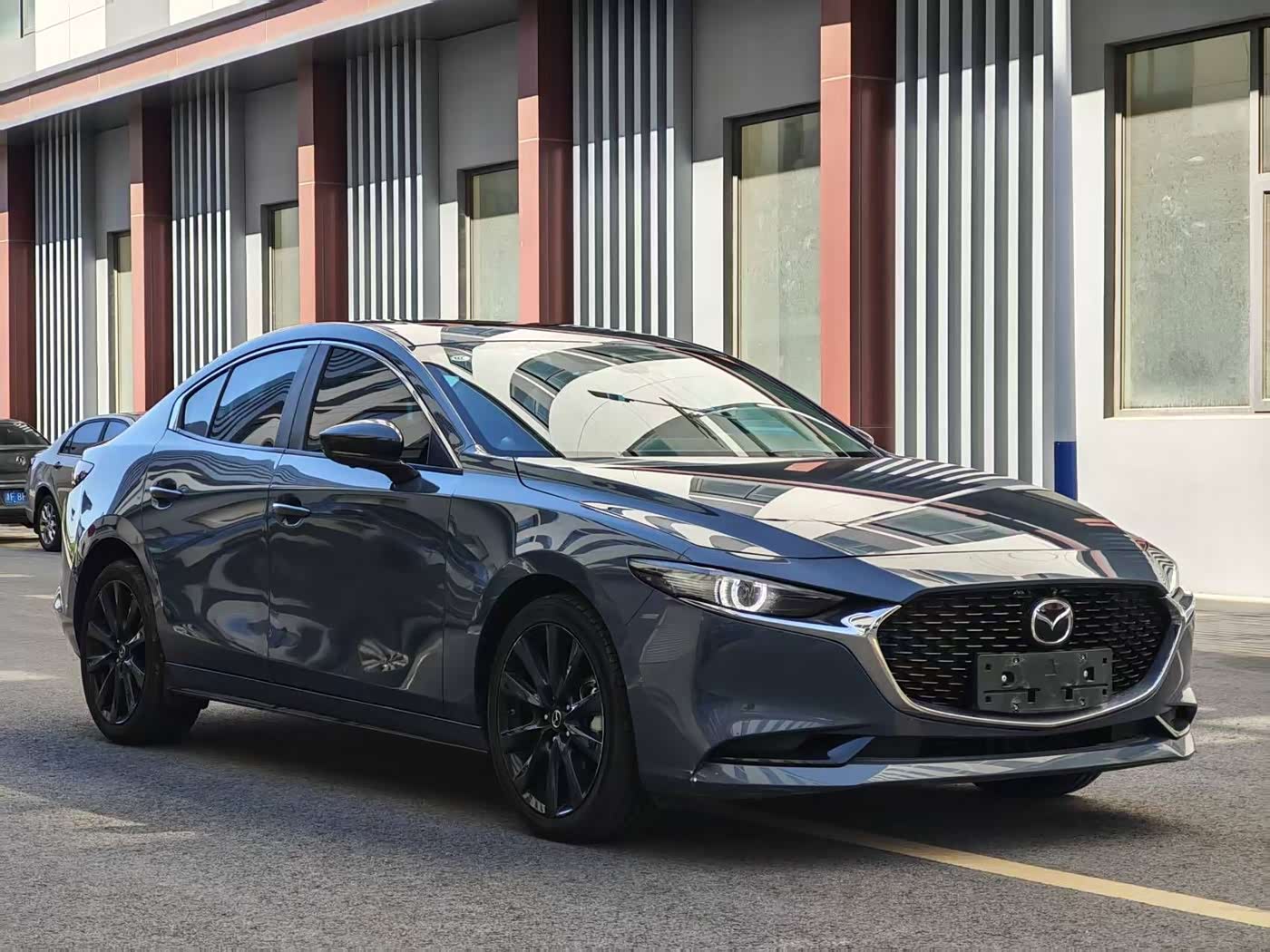 Mazda Mazda3 Axela 2.0 л 2023 г. Серебристо-серый, пробег 15000 км