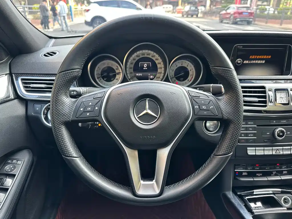 Mercedes-Benz E-Class — миниатюра 16