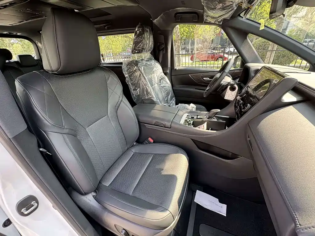 Toyota Alphard — миниатюра 10