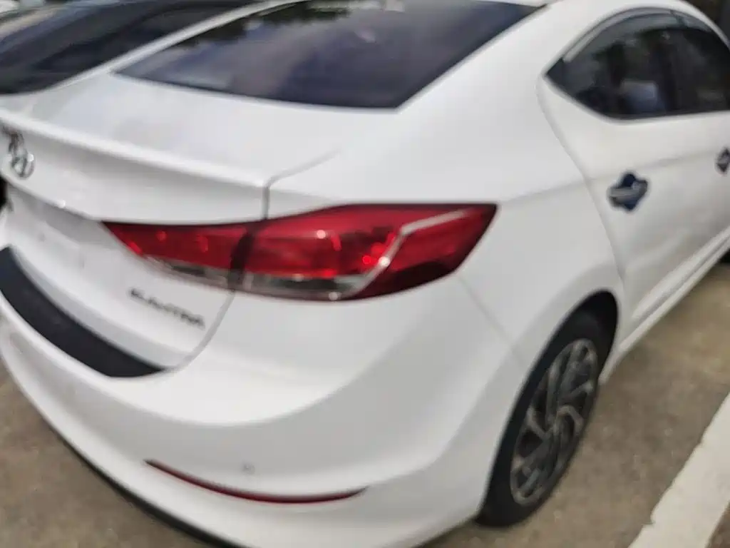 Hyundai Elantra — миниатюра 8
