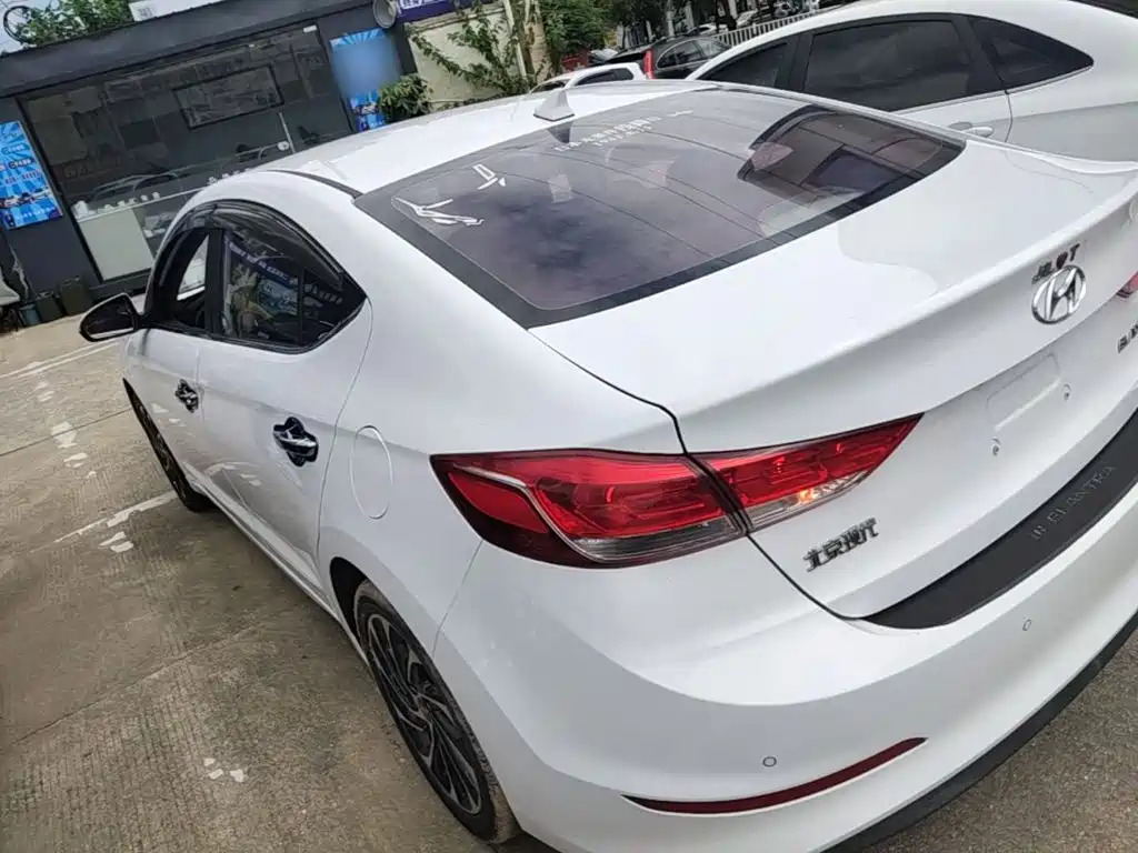 Hyundai Elantra — миниатюра 5