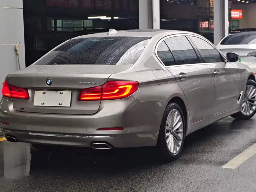 BMW 5 Series — миниатюра 9