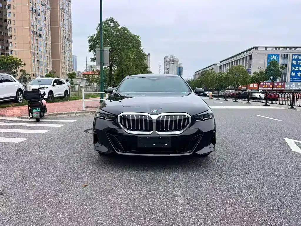 BMW 5 Series — миниатюра 2