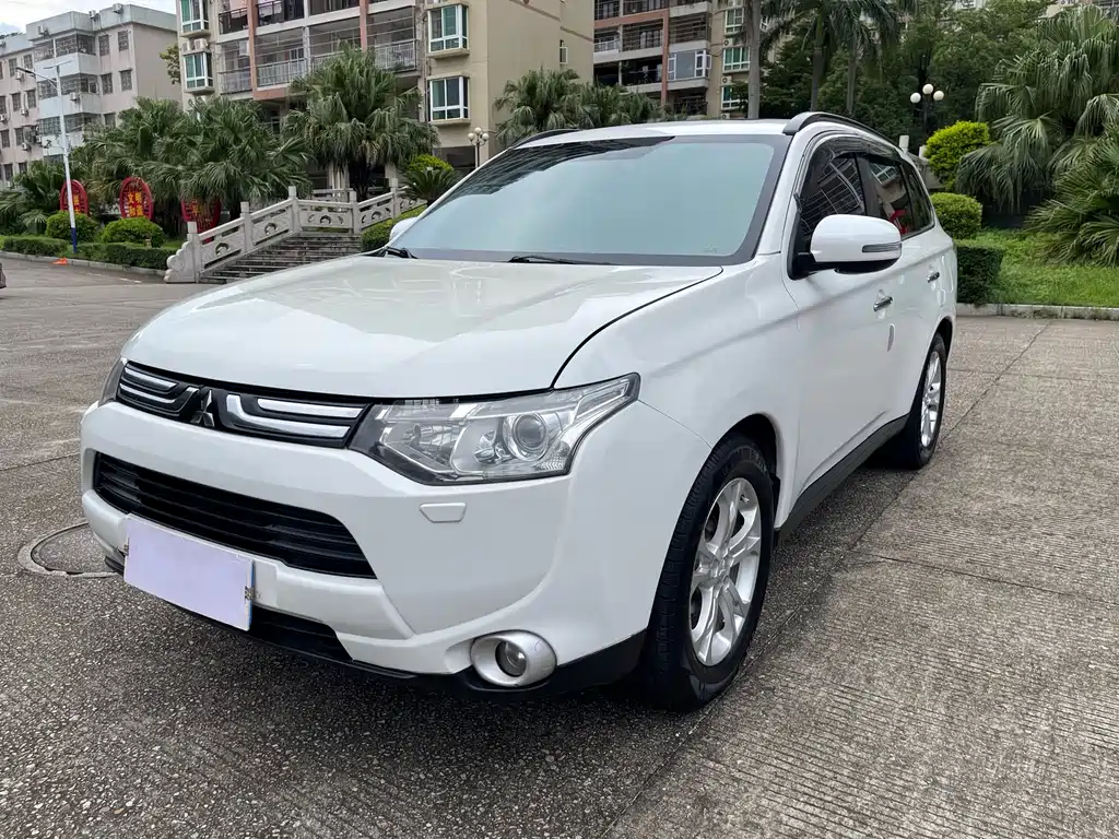 Mitsubishi Outlander (Import) 2014