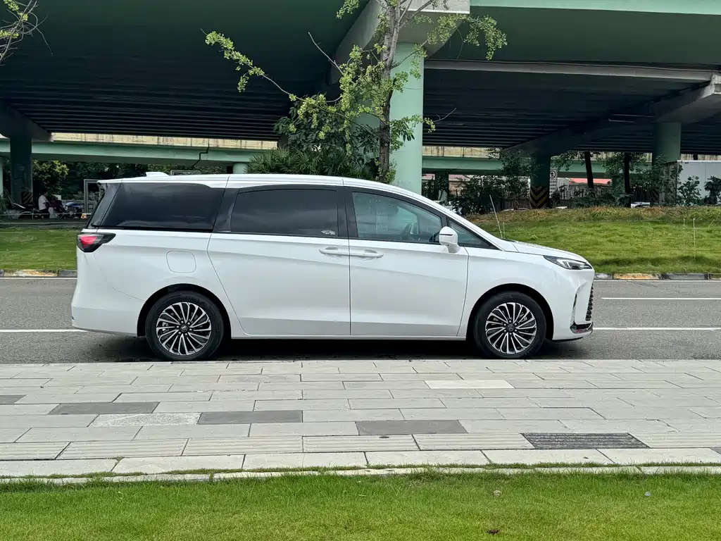 Buick GL8 Hybrid — миниатюра 6