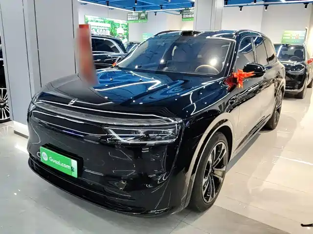 2025 Huawei M8
