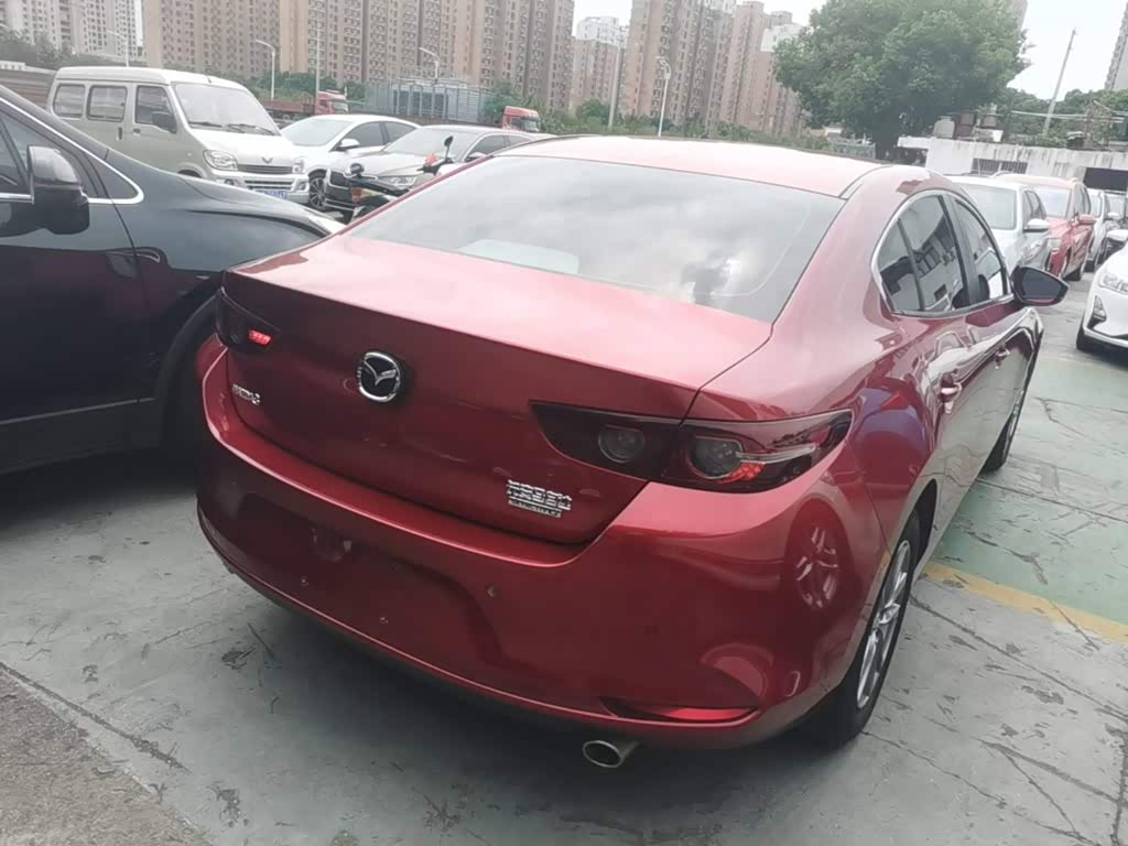 Mazda Mazda3 Axela 1.5 л 2023 г. красный/фиолетовый, пробег 32500 км
