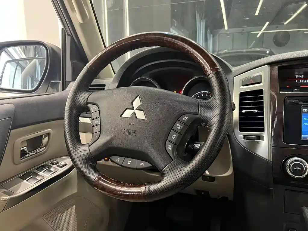 Mitsubishi Pajero (Import) — миниатюра 6