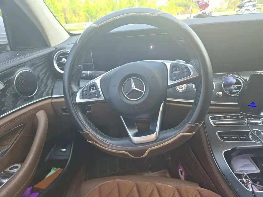 Mercedes-Benz E-Class — миниатюра 11