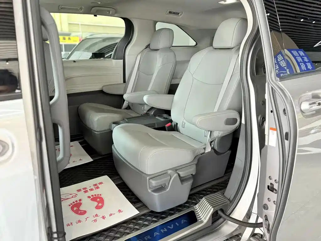 Toyota Granvia — миниатюра 7