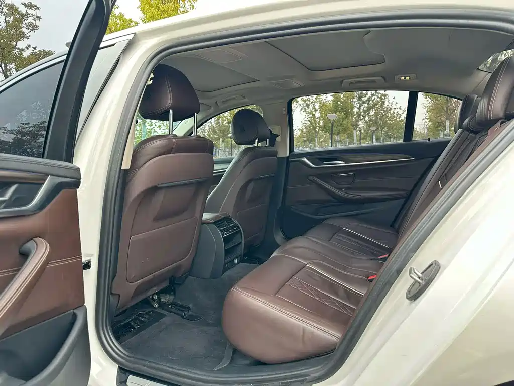 BMW 5 Series — миниатюра 6