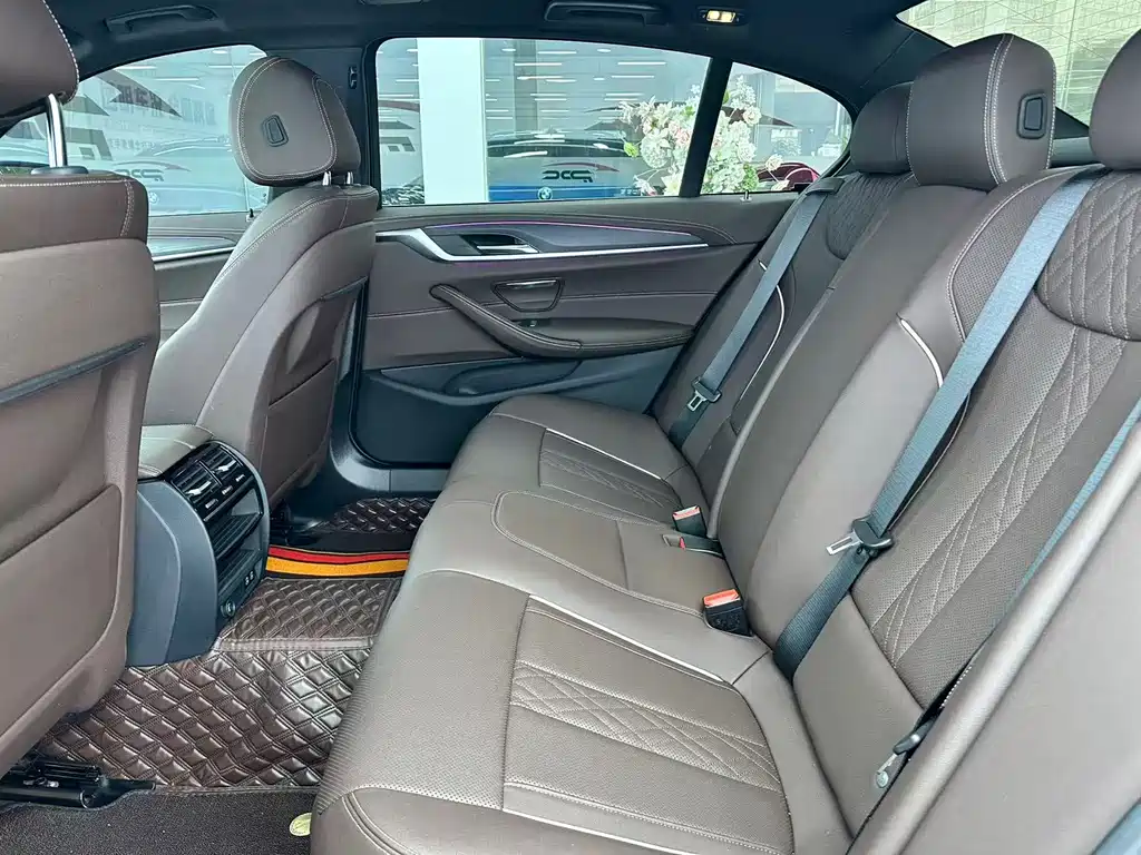 BMW 5 Series — миниатюра 10
