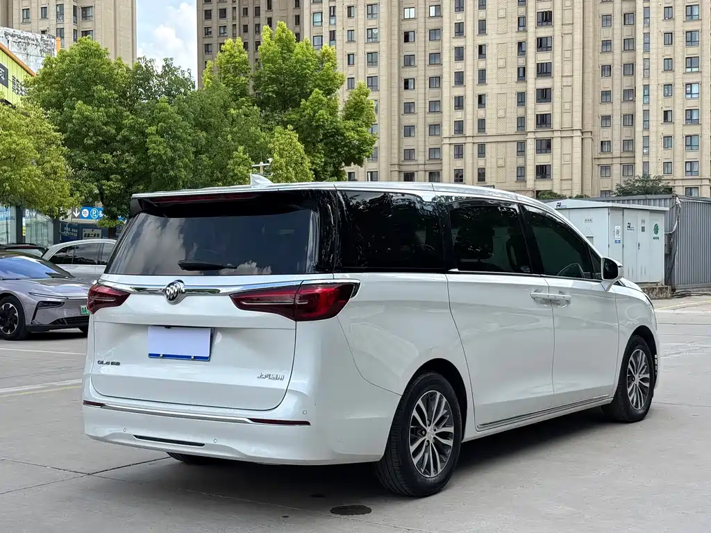 Buick GL8 — миниатюра 2