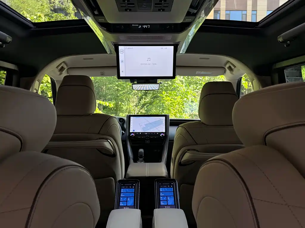 Toyota Alphard — миниатюра 16