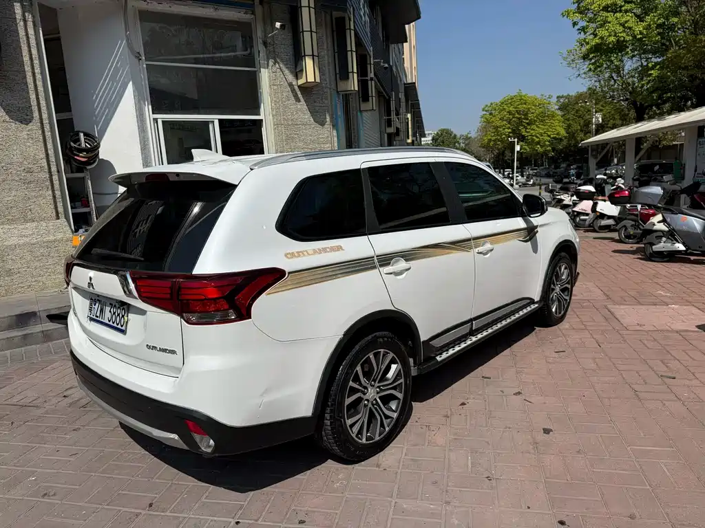 MITSUBISHI OUTLANDER