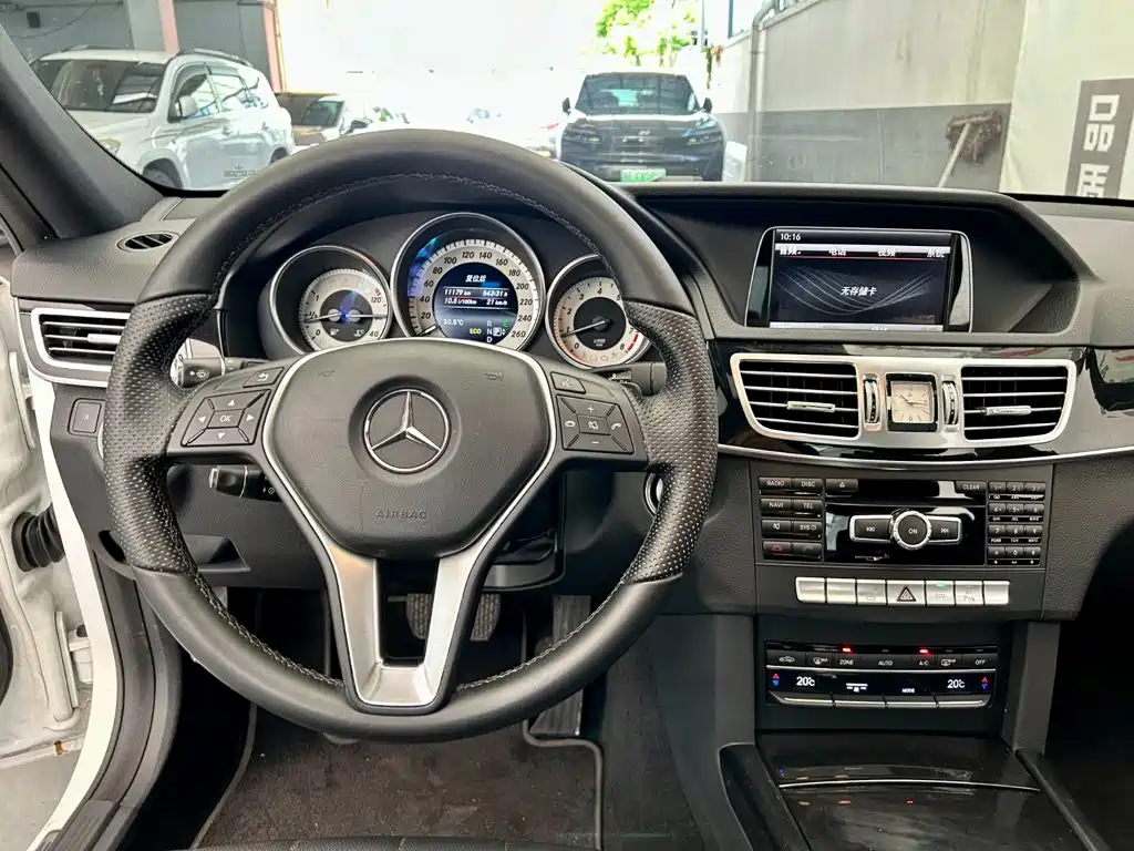 Mercedes-Benz E-Class — миниатюра 11