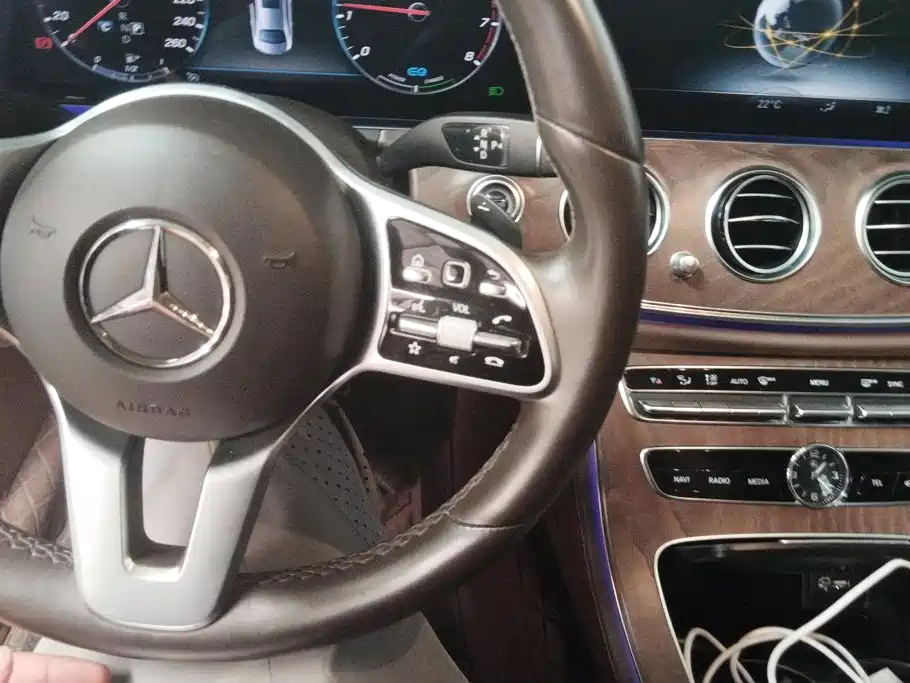 Mercedes-Benz E-Class — миниатюра 11
