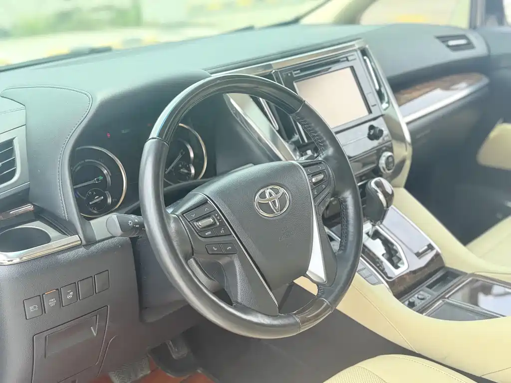 Toyota Alphard — миниатюра 15