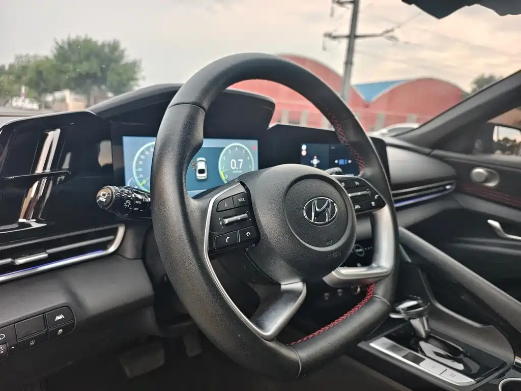 Hyundai Elantra — миниатюра 11