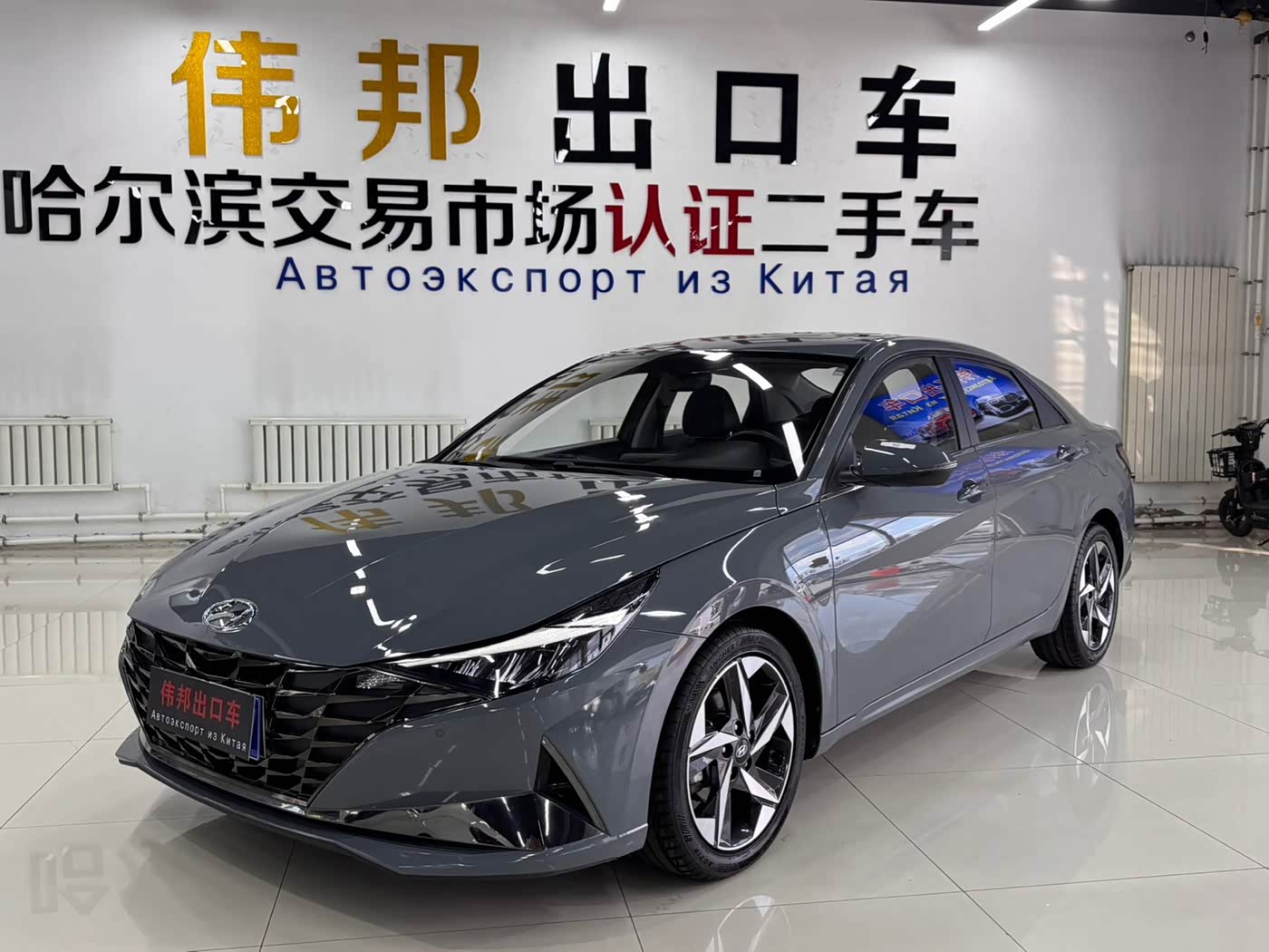 Hyundai Elantra 1.5 л 2023 г. Серебристо-серый, пробег 28000 км