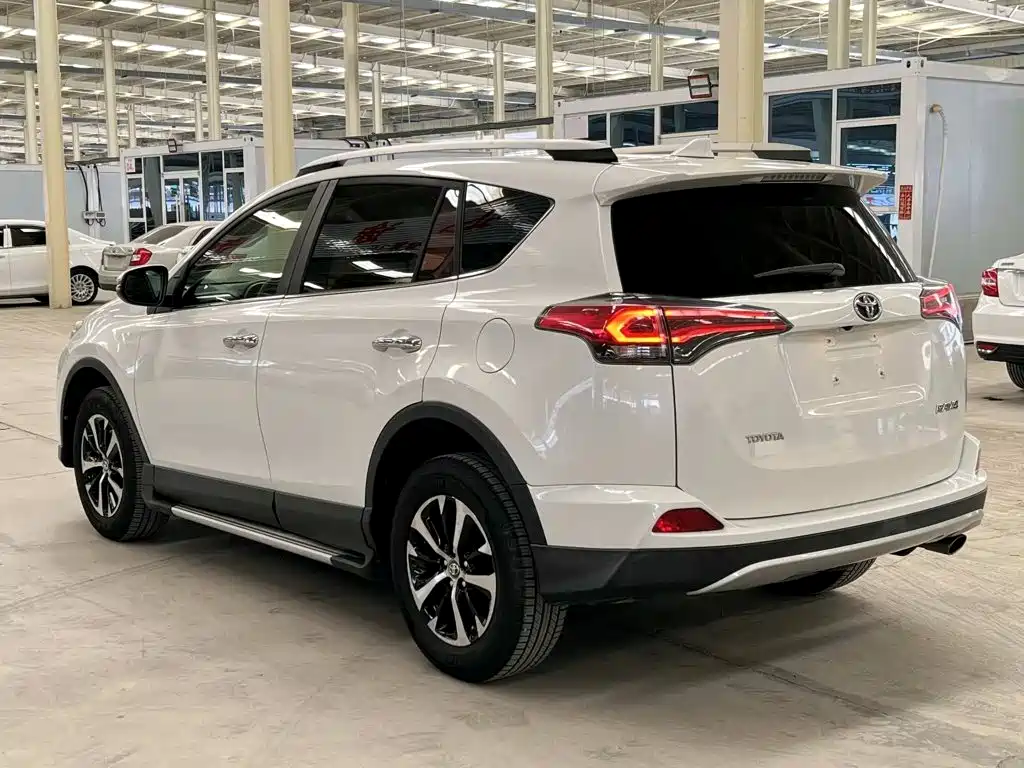 Toyota RAV4 — миниатюра 6